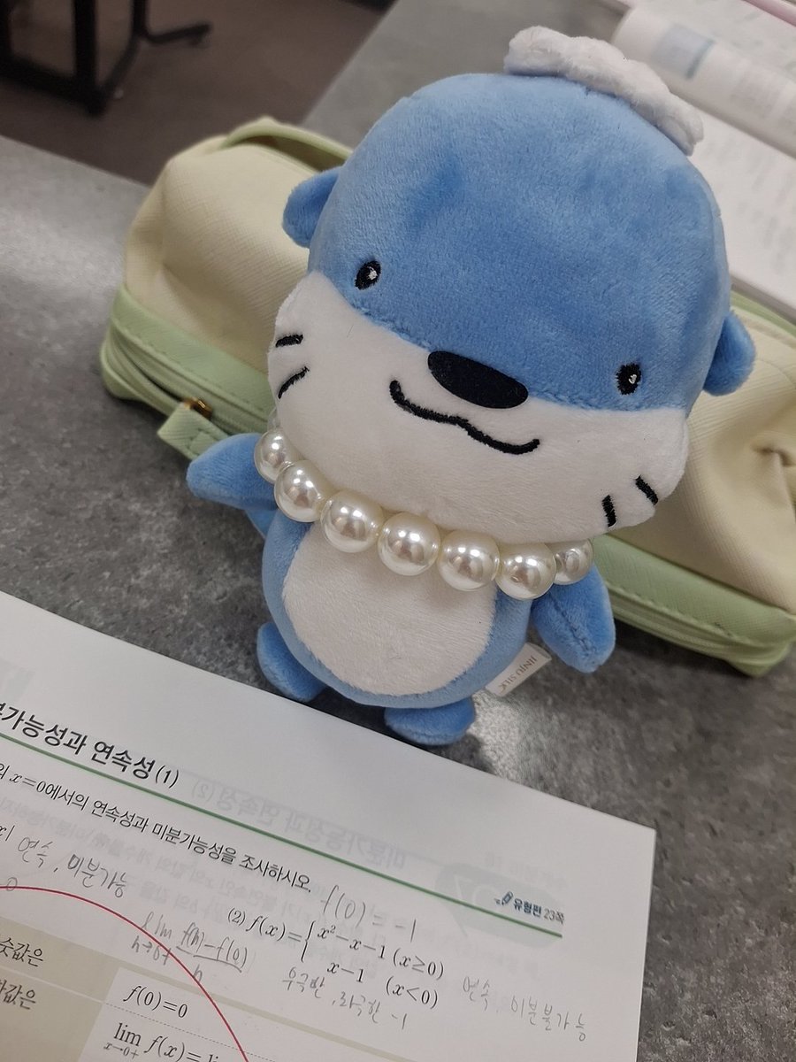 seozmi's tweet photo. 학원에 하모 데려온 썰🤯

아니.. 제가 학원 가서 숙제 꺼내려고 가방에 손을 넣었는데 뭔가 말랑말랑한 게 있는거에요(이때부터 뭐지 싶음)

근데 바로 진도 나가느라 계속 방치하다가 쉬는시간에 꺼내봤더니 하모 있음 ㄹㅈㄷ

아까 가방에서 안 꺼내고 그대로 학원까지 갔네요 ㅋㅋ https://t.co/4Ze2PDznyW