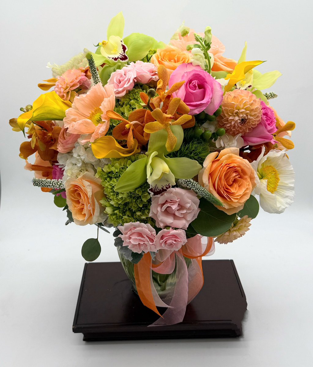 BowKayFlowers's tweet photo. Peaches and creams, shades of pink and fresh green make this beauty perfect for a beautiful summer day. Noticed the beautiful paper like poppies, adding wonderful texture, color and whimsy to our bouquet. https://t.co/7vFbnQXVIl