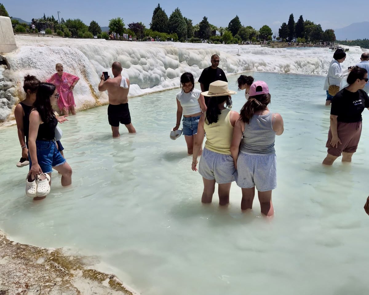 Kastamonuash's tweet photo. 🌿 Fethiye ve Pamukkale’de Unutulmaz Bir Yaz Yolculuğu

Çocuk Evleri Sitesi Müdürlüğümüzden hizmet alan göz bebeğimiz çocuklarımız, yaz tatilinde Fethiye’nin eşsiz koyları ile Pamukkale’nin büyüleyici travertenlerini keşfederek unutulmaz bir gezi gerçekleştirdiler. https://t.co/3sN7m4UgKd