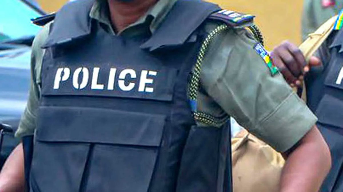 Otowngist's tweet photo. A viral video allegedly shows police officers demanding a bribe from a traveller on the Lagos-Sagamu Expressway before one officer made an ethnic remark.

Read more: https://t.co/vInwHg6WM3

#NigeriaPolice #PoliceExtortion #BreakingNews https://t.co/4dqMojAw0g