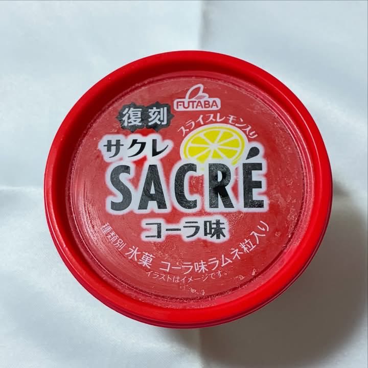 ice_obachan's tweet photo. 【7月24日(金)の〆アイス】昨日に続きサクレ。セブン限定のコーラ味が7月7日に復刻発売されました。スライスレモンもラムネのシュワシュワも効果的で本当に美味しい。
『サクレ　コーラ味』 ★★★★★
#アイス #フタバ https://t.co/4d6cbprkfG