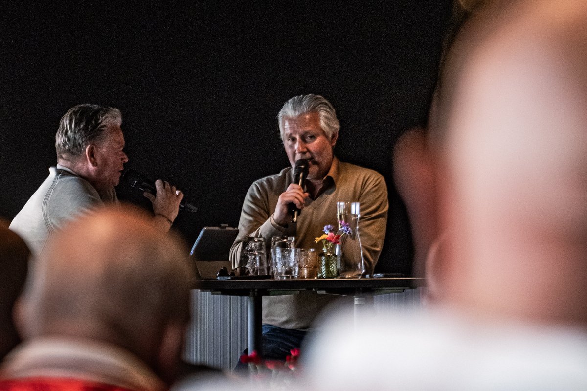 HelmondSport's tweet photo. 𝙆𝙚𝙣𝙣𝙞𝙨𝙢𝙖𝙠𝙚𝙣 𝙢𝙚𝙩 𝘿𝙖𝙫𝙞𝙙, 𝘿𝙞𝙧𝙠 𝙅𝙖𝙣 𝙚𝙣 𝙁𝙧𝙚́𝙙𝙚́𝙧𝙞𝙘

Een avond met goede gesprekken, vragen en veel betrokkenheid. Bedankt aan iedereen die er was!

Lees het verslag op https://t.co/OKAfUiJtxg https://t.co/ioJ9GvUGJr