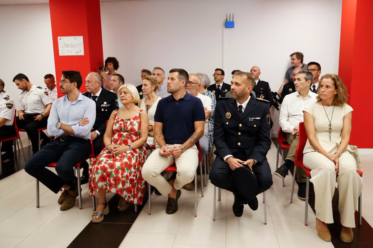AjMislata's tweet photo. Mislata acoge la toma de posesión del nuevo jefe de la Comisaría de la Policía Nacional 👮🏼
🔗Noticia: https://t.co/eF9C77a9bj https://t.co/8PUqVeQRWf