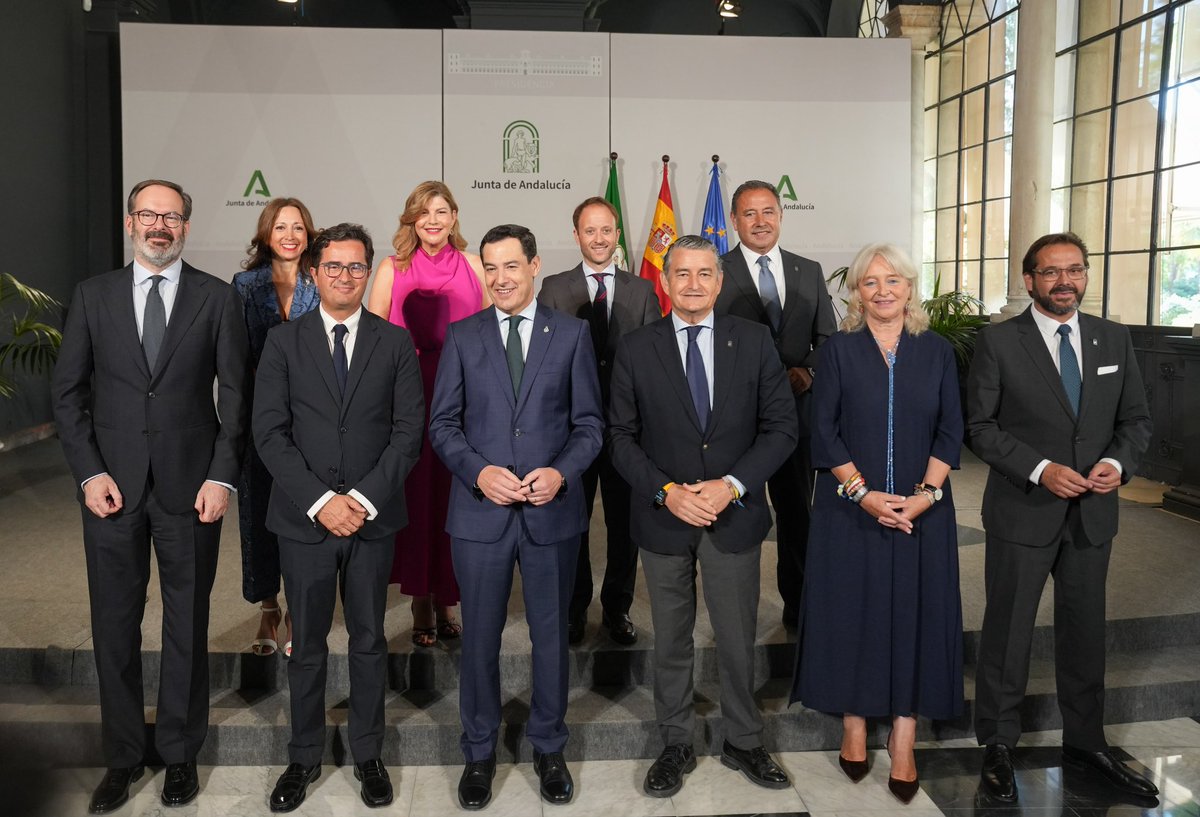 MalagaJunta's tweet photo. .@Navarro_PP renueva el cargo como delegada del Gobierno en #Málaga, en un acto presidido por el presidente de @AndaluciaJunta @JuanMa_Moreno , afrontando en esta tercera legislatura una nueva etapa con compromiso e ilusión para continuar transformando la realidad de la provincia https://t.co/1mlvW3cPN9