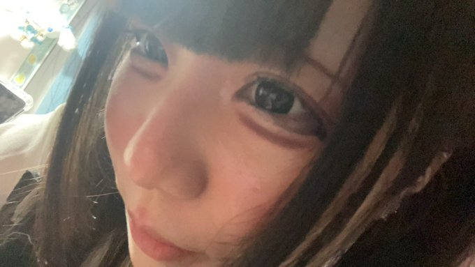 なな tweet media