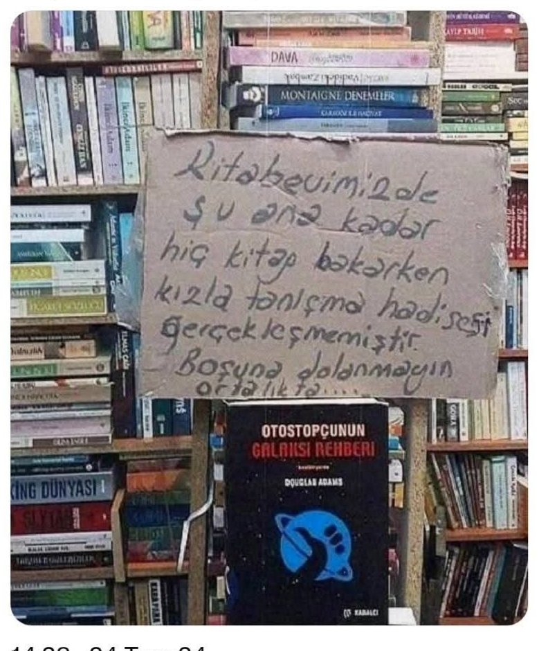 nasibeyn's tweet photo. 🤓Kitapçılarda kız arayanlar için resmi açıklama:

Şu ana kadar hiçbir "kitap bakarken tanışma" vakası kayıt altına alınmamıştır.  

İstatistikler acımasız:  

Rafta gezen erkeklerin %99’u hâlâ yalnız,  

%1’i ise “Acaba şu kız "Otostopçunun Galaksi Rehberi"ni okudu mu?” diye düşünüp vazgeçiyor.