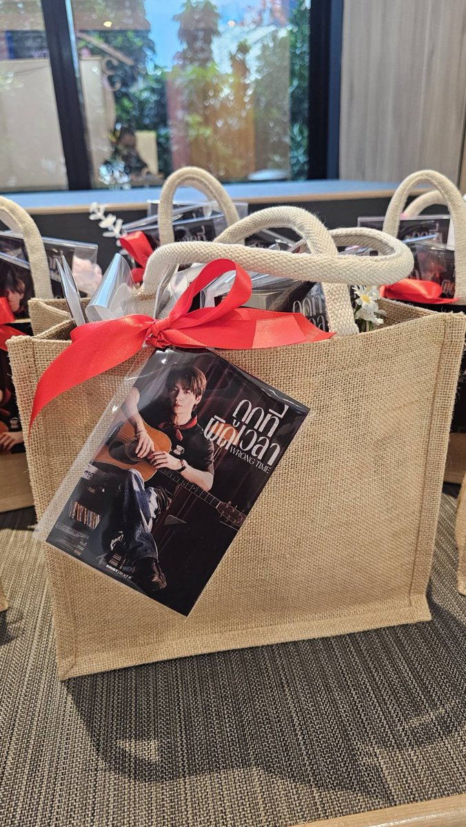 krist_est's tweet photo. ของขวัญขอบคุณสื่อ เดินสายโปรโมทเพลง "ถูกที่ผิดเวลา" ในวันนี้ค่ะ 

ขอขอบคุณพี่ๆสื่อที่เปิดพื้นที่ ให้โอกาสน้องคริสได้ไปโปรโมทเพลงในวันนี้นะคะ ขอฝากเพลงใหม่ไว้ในอ้อมอกอ้อมใจ 

และหวังว่าโอกาสหน้าจะได้ไปเยือนอีกในเพลงถัดๆไป ขอบคุณที่เอ็นดูน้องคริสด้วยค่ะ 🙏🤟❤️

@Kazzmagazine @Sanook @NineEntertain @EFM_STATION @HITZThailand 

#WrongTimeKRISTpresstour
#WrongTimeKRIST
#KristPerawat