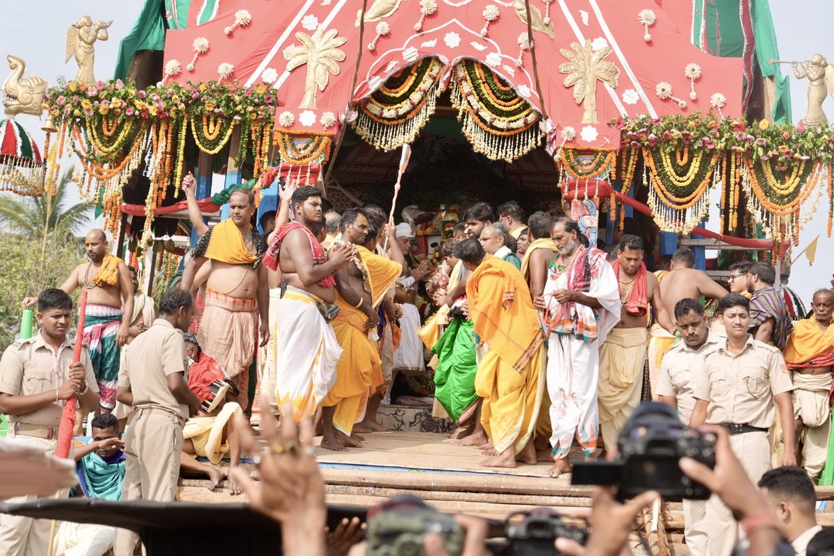 JagannathaDhaam's tweet photo. ଭକ୍ତିମୟ ପରିବେଶ ମଧ୍ୟରେ ତିନି ରଥରେ ଶ୍ରୀ ଗଜପତି ମହାରାଜା ରାଜ-ନୀତି ଓ ଛେରାପହଁରା ସେବା ସମାପନ କରିଛନ୍ତିl

#BahudaJatra #Rathayatra2026 #JaiJagannatha #RathaJatra2026 #RathaYatra #ShreeJagannathaDhaam #Puri https://t.co/dXAiprWufg