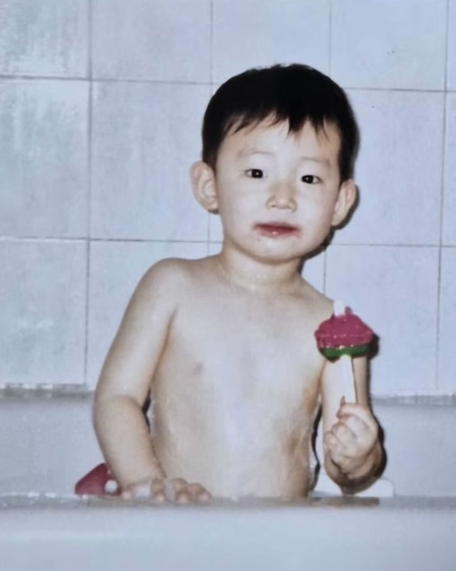 summer_yeonjun's tweet photo. 엠디에 참고한 연준이 어릴때사진이래ㅋㅋㅋㅋㅋㅋㅋㅋㅋㅋㅋㅋㅋㅋㅋㅋㅋㅋ아이스크림 먹고있어ㅠㅠㅠㅠㅠㅠㅠ https://t.co/QeS3s0Hmog