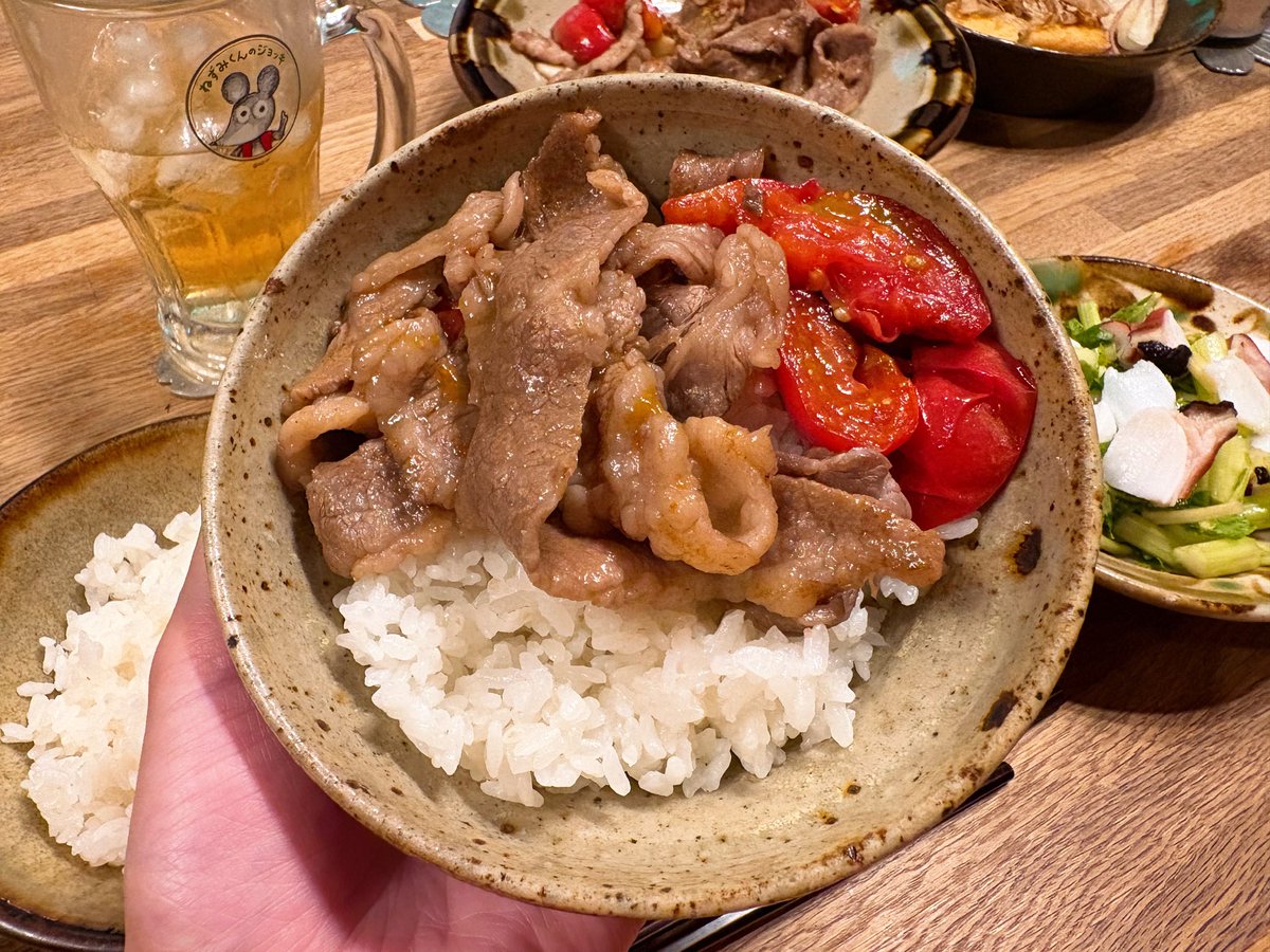 orie13a's tweet photo. オリーブオイルでニンニクとトマト炒めて、焼き目がついたら塩胡椒した和牛をサッと炒めてめんつゆをちょっと。トマトは調味料🍅のっけ丼にするのがうまい🍚🥩 https://t.co/tqiWnSVRQt