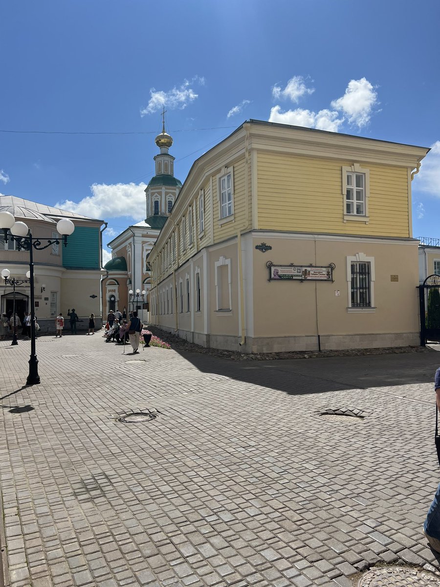 alleshov's tweet photo. A walk through the centre of Vladimir…
People move the way summer clouds do - unhurried, belonging.
It is the quiet art of seeing time still breathing between the stones…

#Vladimir #WaysOfSeeing #GoldenRing #Russia https://t.co/G0xW6pU1rP