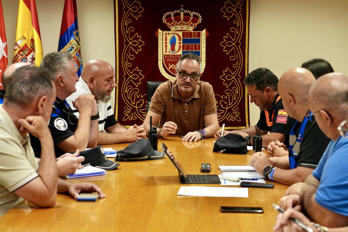 _manubautis's tweet photo. Hemos mantenido una reunión de urgencia para coordinar el dispositivo con el que Móstoles ayudará a las personas afectadas por el incendio que está asolando nuestra región. Todas las áreas municipales implicadas, junto con @policiaMostoles, @protemostoles y el conjunto de los trabajadores municipales, están preparadas para recibir y atender a los vecinos que se han visto obligados a abandonar sus hogares, poniendo a su disposición todos los recursos necesarios.

Estoy en contacto constante con la Comunidad de Madrid para coordinar el dispositivo y atender todas las necesidades que puedan surgir. Móstoles está preparado para colaborar con todos los recursos que sean necesarios.
