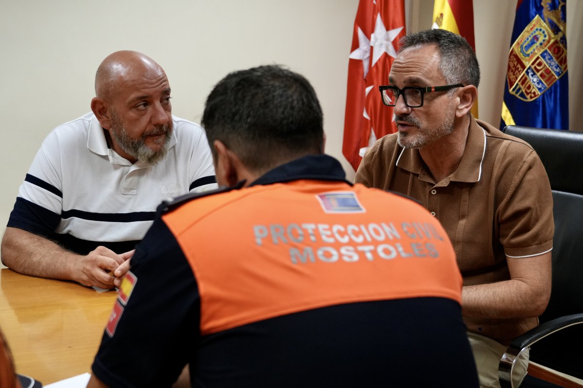 _manubautis's tweet photo. Hemos mantenido una reunión de urgencia para coordinar el dispositivo con el que Móstoles ayudará a las personas afectadas por el incendio que está asolando nuestra región. Todas las áreas municipales implicadas, junto con @policiaMostoles, @protemostoles y el conjunto de los trabajadores municipales, están preparadas para recibir y atender a los vecinos que se han visto obligados a abandonar sus hogares, poniendo a su disposición todos los recursos necesarios.

Estoy en contacto constante con la Comunidad de Madrid para coordinar el dispositivo y atender todas las necesidades que puedan surgir. Móstoles está preparado para colaborar con todos los recursos que sean necesarios.