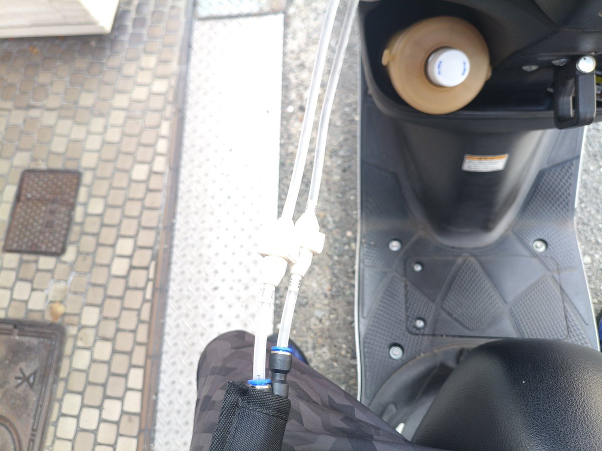 kanebu2017's tweet photo. 水冷服のKK926 バックをサーモスの保冷バックに入れて原付の前カゴに。38度の猛暑で2時間でペットボトルの氷は半分以上。
3時間以上は持つか？ https://t.co/1NtA8LK8mv