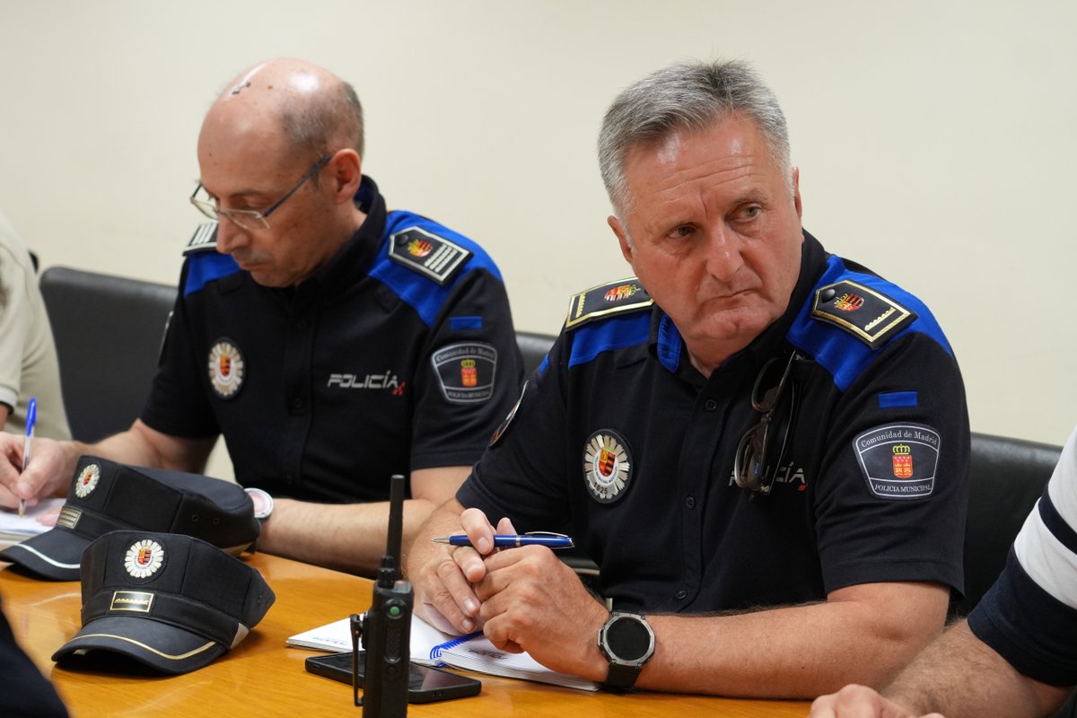 _manubautis's tweet photo. Hemos mantenido una reunión de urgencia para coordinar el dispositivo con el que Móstoles ayudará a las personas afectadas por el incendio que está asolando nuestra región. Todas las áreas municipales implicadas, junto con @policiaMostoles, @protemostoles y el conjunto de los trabajadores municipales, están preparadas para recibir y atender a los vecinos que se han visto obligados a abandonar sus hogares, poniendo a su disposición todos los recursos necesarios.

Estoy en contacto constante con la Comunidad de Madrid para coordinar el dispositivo y atender todas las necesidades que puedan surgir. Móstoles está preparado para colaborar con todos los recursos que sean necesarios.