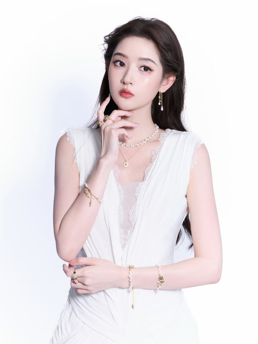 Yuwesn's tweet photo. They would say, ‘Aphrodite has come alive….’ the pristine white gown flowing softly alongside my delicate jewelry, the necklace, the earrings, every gentle detail. All these pretty things... a delightful moment I hold dear... ♥︎ https://t.co/NrLp4jtdys