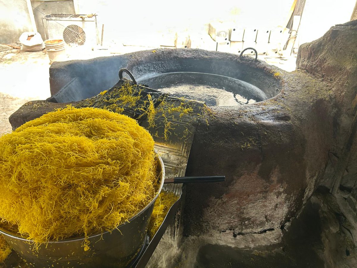 c_tgsafe's tweet photo. @CFS_Telangana | Food Safety Officers inspected M/s Ashoksingh Foods, Karmanghat, Hyderabad.
· The establishment was found manufacturing Sev while holding a retailer registration obtained through Tatkal registration by declaring itself as a retailer instead of a manufacturer.
· Several food safety and hygiene violations were also observed
 - suspected use of synthetic food colours,
 - repeated use of cooking oil
 - unsafe food handling and
 - poor sanitation

Action taken:
· Samples of cooking oil and Sev were collected for analysis.
· 110 kg of Sev and 40 litres of cooking oil were seized under the Food Safety and Standards Act, 2006.

Further action will be taken based on laboratory analysis.
@TelanganaHealth @fssaiindia