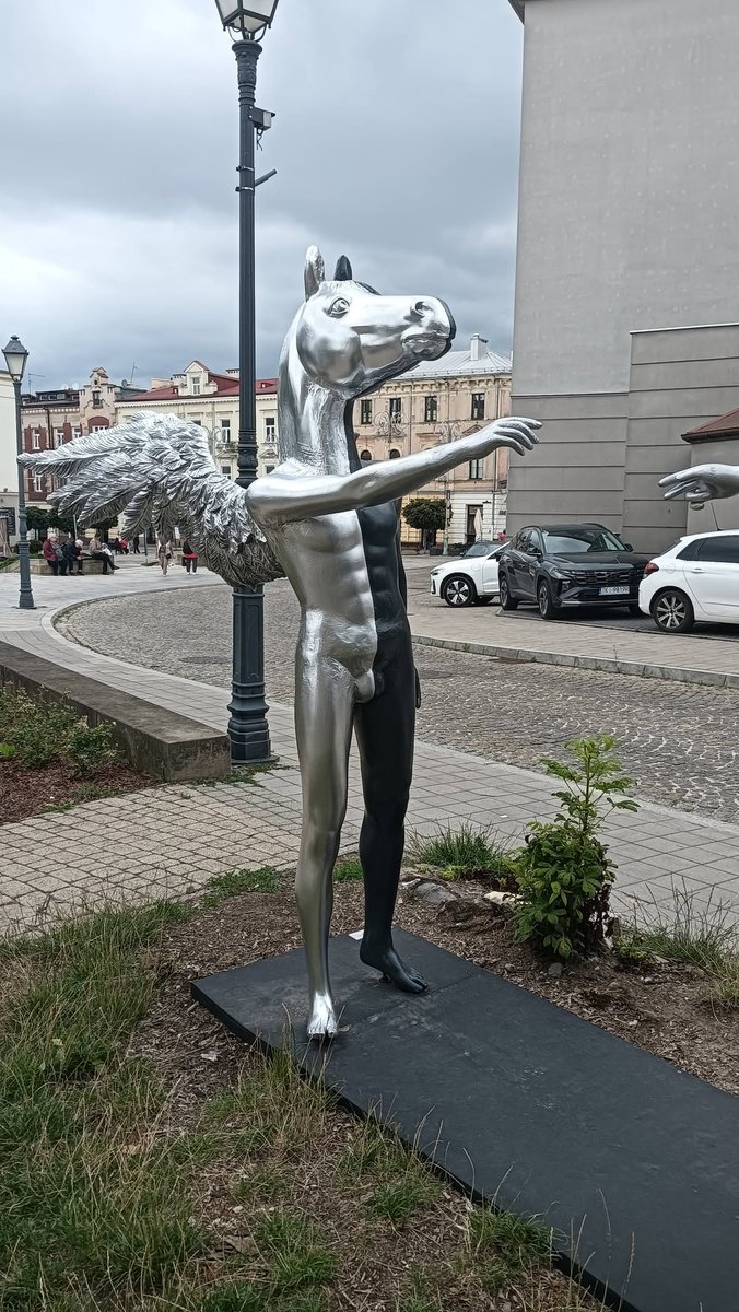sid51398's tweet photo. Jakieś skojarzenia?

Kielce, ul. Kapitulna. https://t.co/7aKYPqhjMY