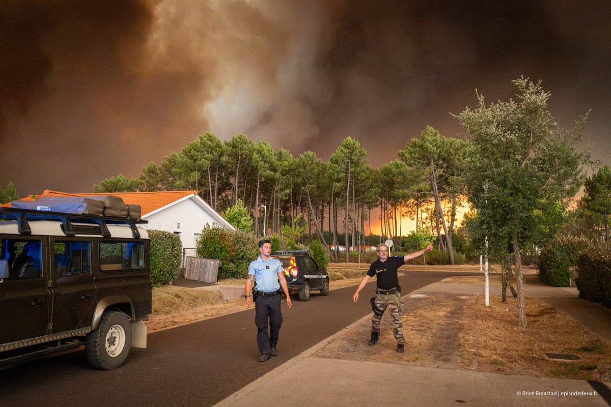 Gendarmerie's tweet photo. #Incendies 🔥Prévention, sensibilisation, évacuation des populations et contrôle des flux, les #gendarmes, aux côtés des services de l'État, font preuve d'une résilience absolue pour protéger la population et les biens dans les #Landes et en #Gironde. https://t.co/Iz3K5m7HIa