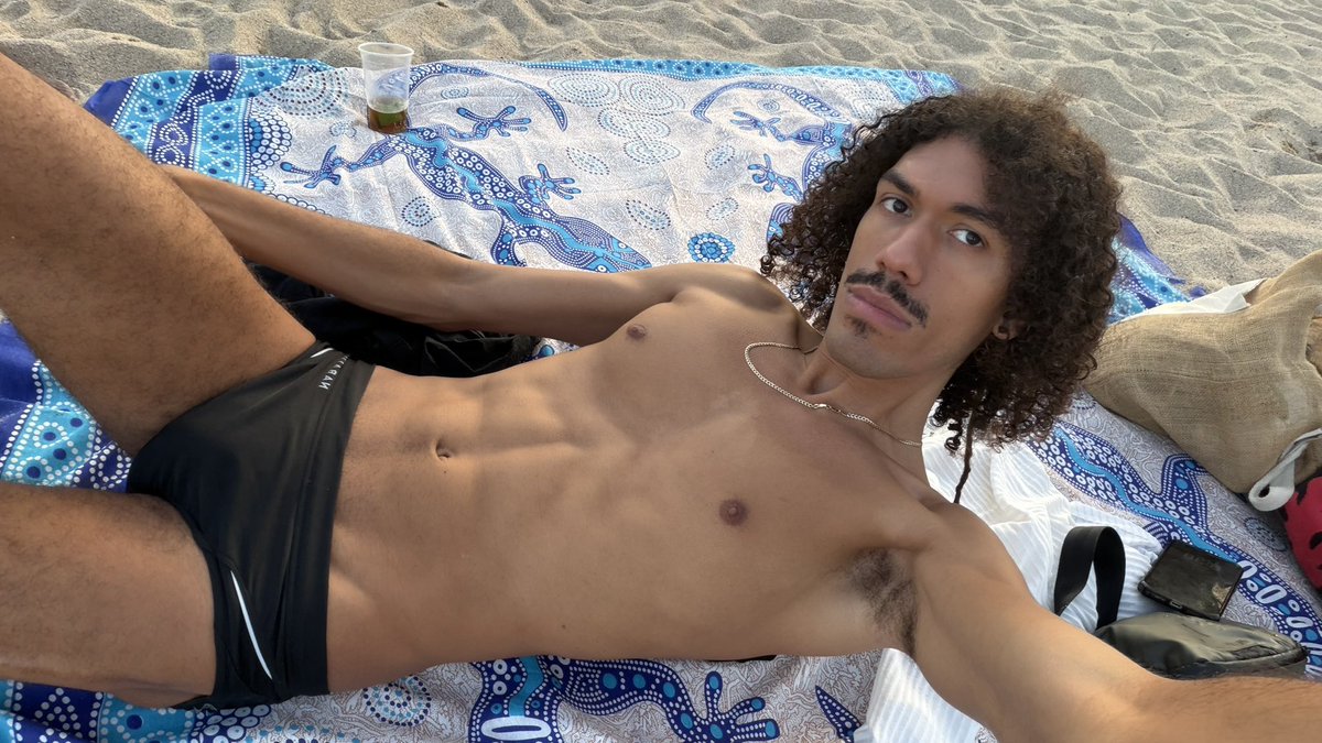 averyawkwardboy's tweet photo. Was rushing to the beach and wore different Havianas oops https://t.co/fxd0unzFgk