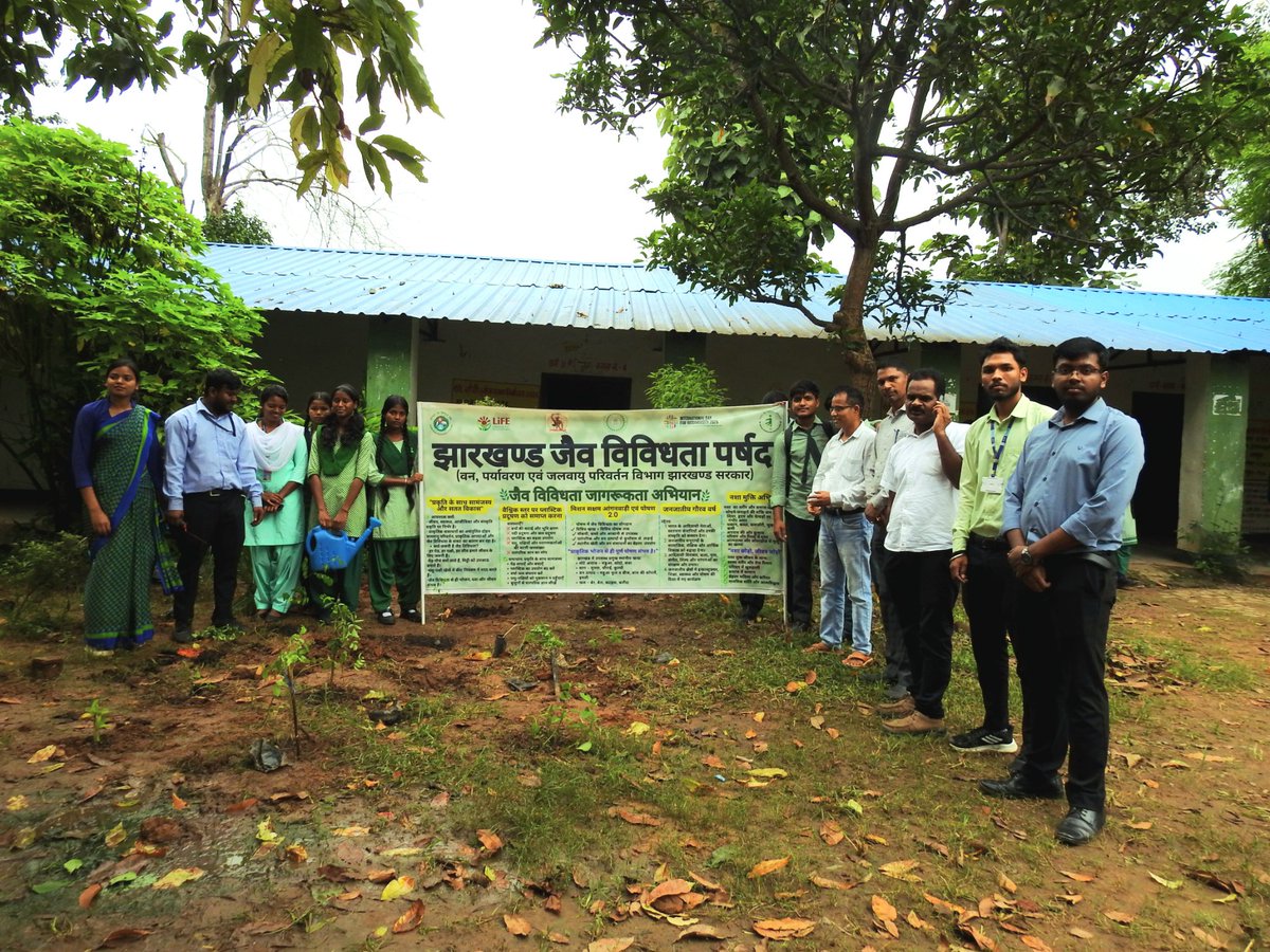 JBB_Ranchi's tweet photo. The Board conducted a plantation drive at Rajkiyakrit Hans Raj Wadhwa High School, Ranchi, planting 80 saplings of diverse species, including Black Shisham, Aparajita, Guava, Cardamom, fruit plants, and other valuable tree species.
#PlantationDrive #GreenCampus #JBB #MissionLiFE https://t.co/LUq3IJrhVO