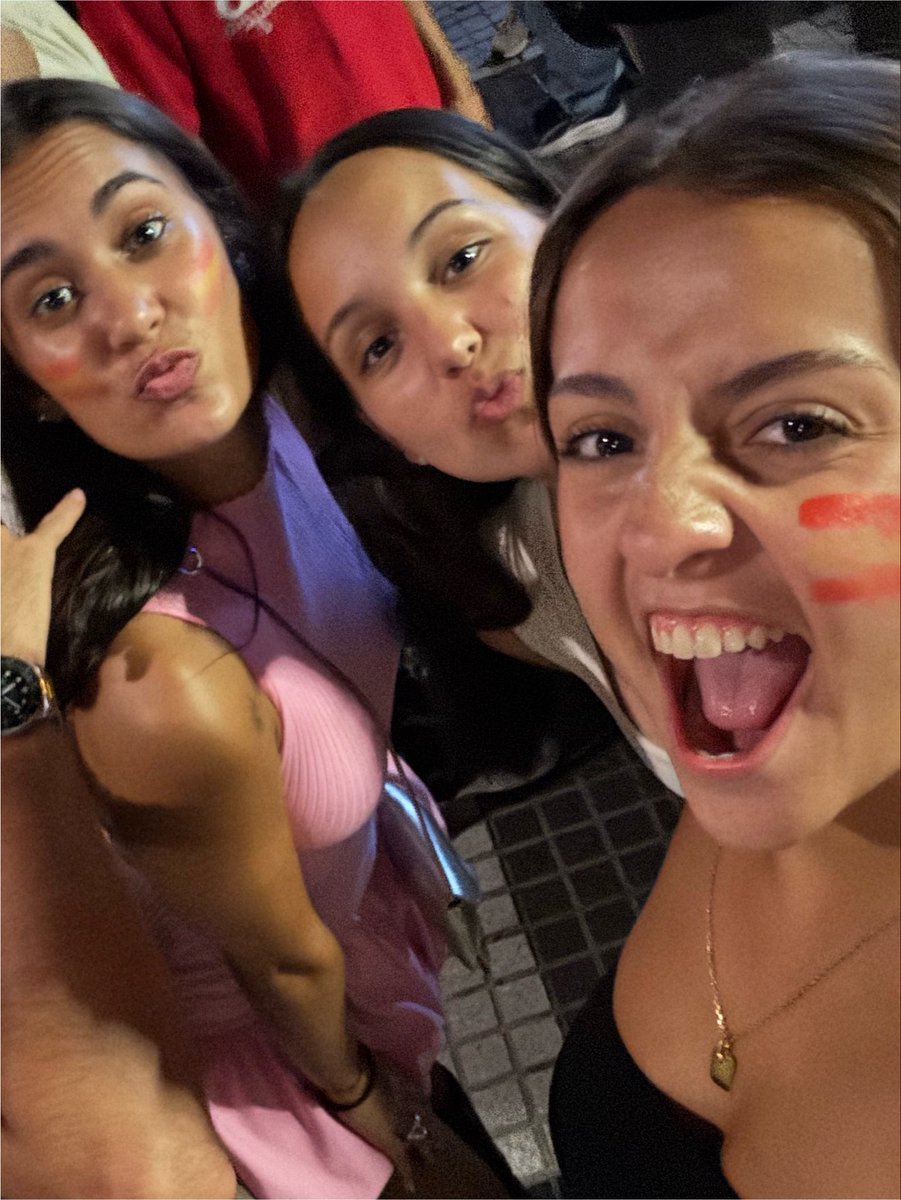 adrianaleeonn's tweet photo. no pienso salir de aquí más ❤️ https://t.co/TfuVrNn2B6