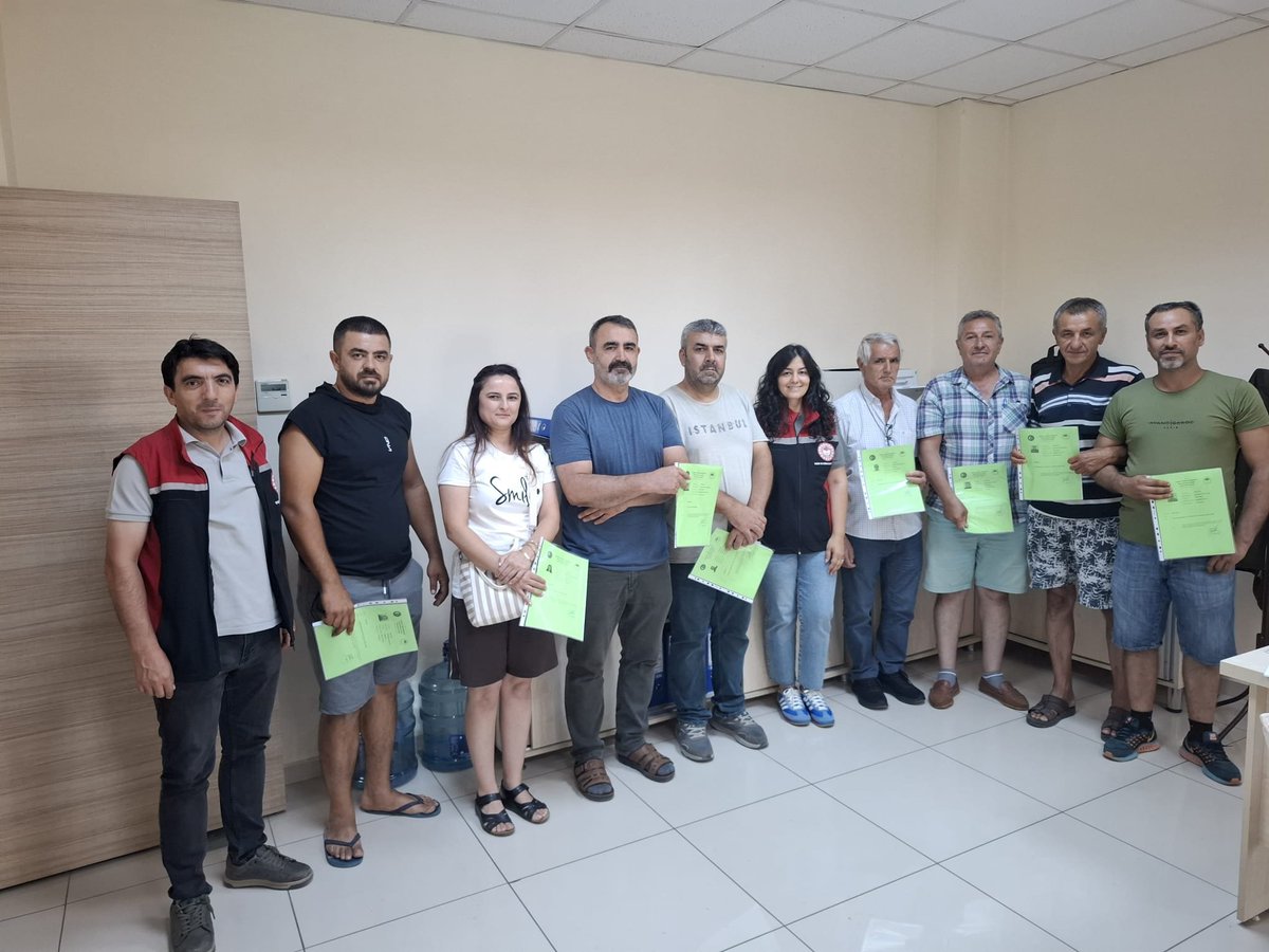 cigli_m's tweet photo. İlçe Müdürlüğümüzce üreticilerimizin değişen uygulama süreçlerine uyum sağlamaları ve tarımsal faaliyetlerini daha etkin şekilde sürdürebilmeleri amacıyla B-Reçete ve Bitki Koruma Ürünleri Uygulaması eğitimleri düzenlenerek üreticilerimize BKÜ uygulama belgeleri verilmiştir. https://t.co/apLQ8f5poA