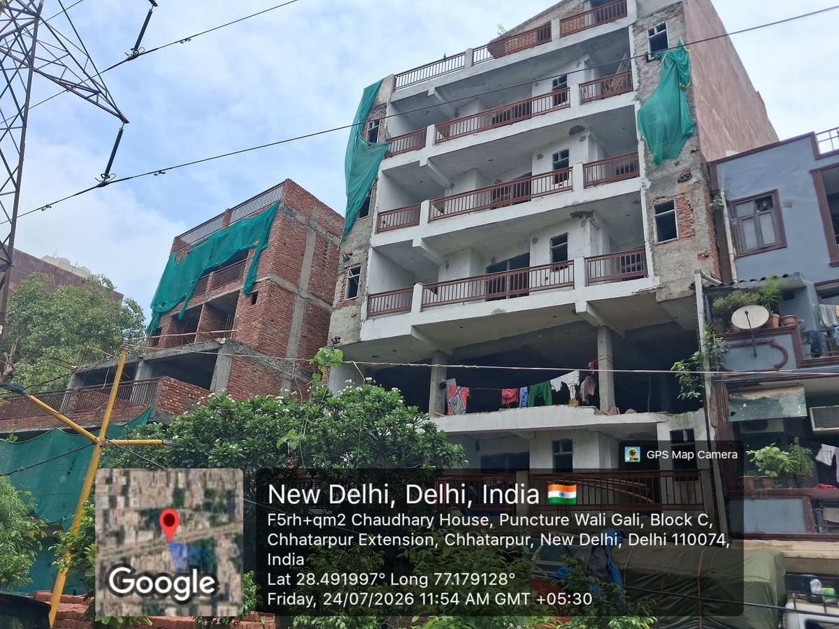 NareshC28059229's tweet photo. ⚠️ कागजों पर "Resolved", ज़मीन पर "जान का खतरा"!
@LtGovDelhi @gupta_rekha @ashishsood_bjp @MCD_Delhi @ChiefSecyDelhi @DCSOUTHZONE
छत्तरपुर (वार्ड 159) की ये 6 मंजिला इमारत 19 अप्रैल से 24 जुलाई 2026 तक बिना रोके बन गई।
📅 Timeline:
19 अप्रैल -> 10 जुलाई -> 24 जुलाई (आज तक निर्माण जारी)
📄 MCD के 3 खोखले जवाब:
1️⃣ "Issue Resolved" (कैसे? निर्माण खड़ा है)
2️⃣ "धारा 343/344 के तहत बुक" (बुकिंग से बिल्डिंग नहीं गिरती)
3️⃣ "आवश्यक कार्रवाई होगी" (हुई क्या?)

☠️ जनता की सुरक्षा दांव पर:
ये बिल्डिंग हाई-टेंशन तारों से सटी है। बारिश का मौसम -> किसी भी वक्त शॉर्ट सर्किट से सैकड़ों जानें जा सकती हैं।
⚖️ Act of Omission + Time-Bound Action की अनदेखी:
MCD अफसरों को DMC Act के तहत समयबद्ध कार्रवाई करनी थी, लेकिन उन्होंने जानबूझकर अपनी जिम्मेदारी निभाने से इनकार किया। 'न करना' भी कानूनन अपराध है।
माँग:
🔹 24 घंटे में तत्काल विध्वंस (Demolition)
🔹 दोषी JE व अधिकारियों का निलंबन
🔹 सार्वजनिक सुरक्षा को प्राथमिकता दी जाए
#Delhi #IllegalConstruction #MCD #PublicSafety #ActOfOmission #Chhattarpur #DemolishNow