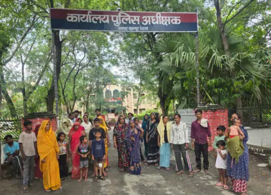AdvRaisAhmad's tweet photo. #kanpurDehat
@kanpurdehatpol 
थाना रूरा अंतर्गत अकबरपुर रोडपर स्थित एक निजीअस्पतालमें मल्लाहनपुरवाके मरीजकी हुई मृत्युके बाद परिजनोंने पुलिस अधीक्षक कार्यालय आकर अस्पताल पर लापरवाही व गलत इंजेक्शन दिए जाने का आरोप लगाते हुए अस्पताल के विरुद्ध मुकदमा दर्ज कर कार्यवाही की मांग की https://t.co/3i0Cpn5zNS