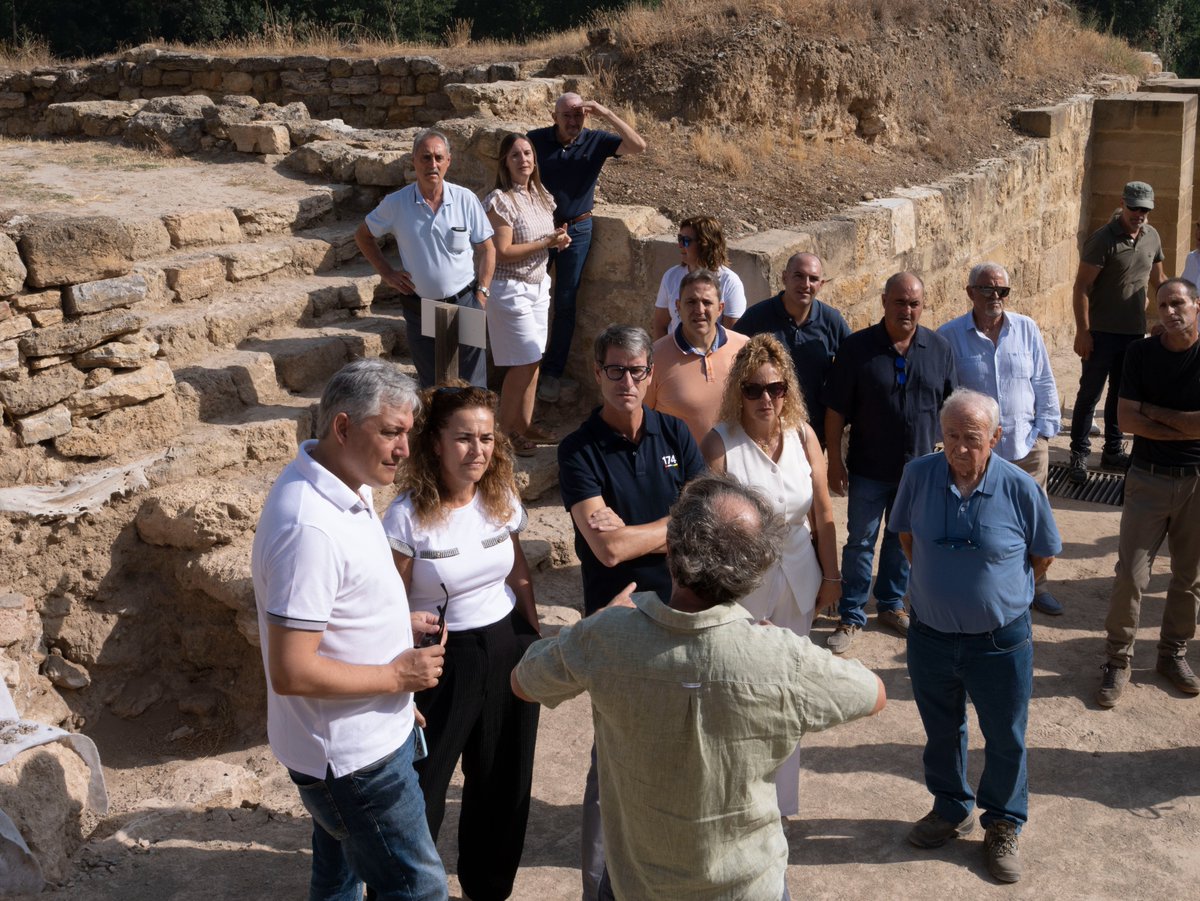 lariojaorg's tweet photo. 🏛️ El presidente @CapellanGonzalo pone en valor la nueva etapa que abre la recuperación de Contrebia Leucade como referente patrimonial y turístico de La Rioja.

🖇️ https://t.co/LrEmxf6qph https://t.co/ltaLJSekk2