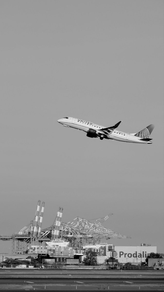 Studio79's tweet photo. When your flight gate has a great view of the best part of the runway and you have your camera gear with you 😎🛫

Also, thanks for the vibes Manhattan skyline 🥰🥰🥰 #Aviation #Manhattan #EWR https://t.co/rncW4vfvf1