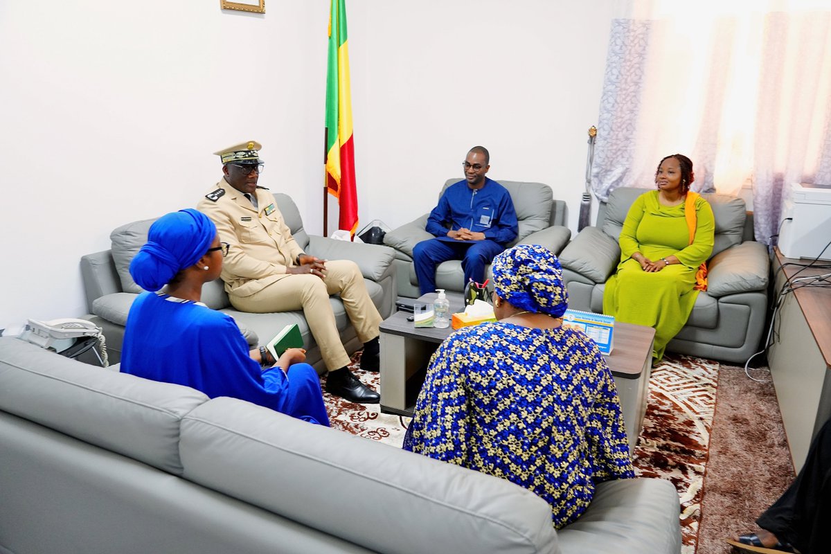 FlySkyMali's tweet photo. Sky Mali à Kayes : Audience avec le Gouverneur de Kayes
Une rencontre marquée par une vision commune entre Sky Mali et l'Exécutif régional : faire du transport aérien un véritable levier de désenclavement et de développement de la région de Kayes. #SkyMali #Mali #Kayes https://t.co/2EUjGSIoqq