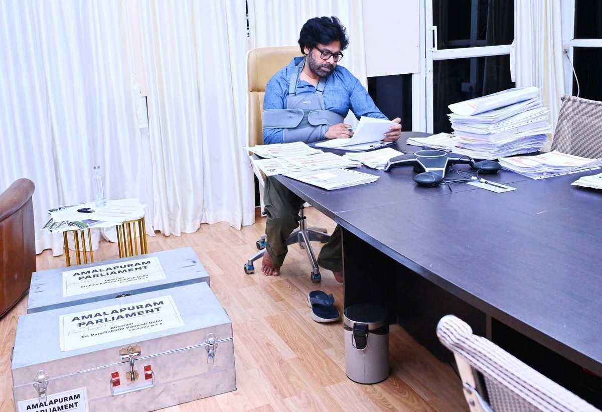 RAO8886's tweet photo. ఇప్పటికే పలు నియోజకవర్గాలకు సంబంధించిన కమిటీలను ఖరారు చేసిన శ్రీ పవన్ కళ్యాణ్ గారు, మిగతా నియోజకవర్గాలలో కూడా స్వీయ పర్యవేక్షణలో ఆగస్టు 15 నాటికి రాష్ట్రవ్యాప్తంగా కమిటీల నియామకం పూర్తి చేయనున్నారు*
#JSPMembershipToLeadership
@JanaSenaParty https://t.co/hsZCq0pBLx