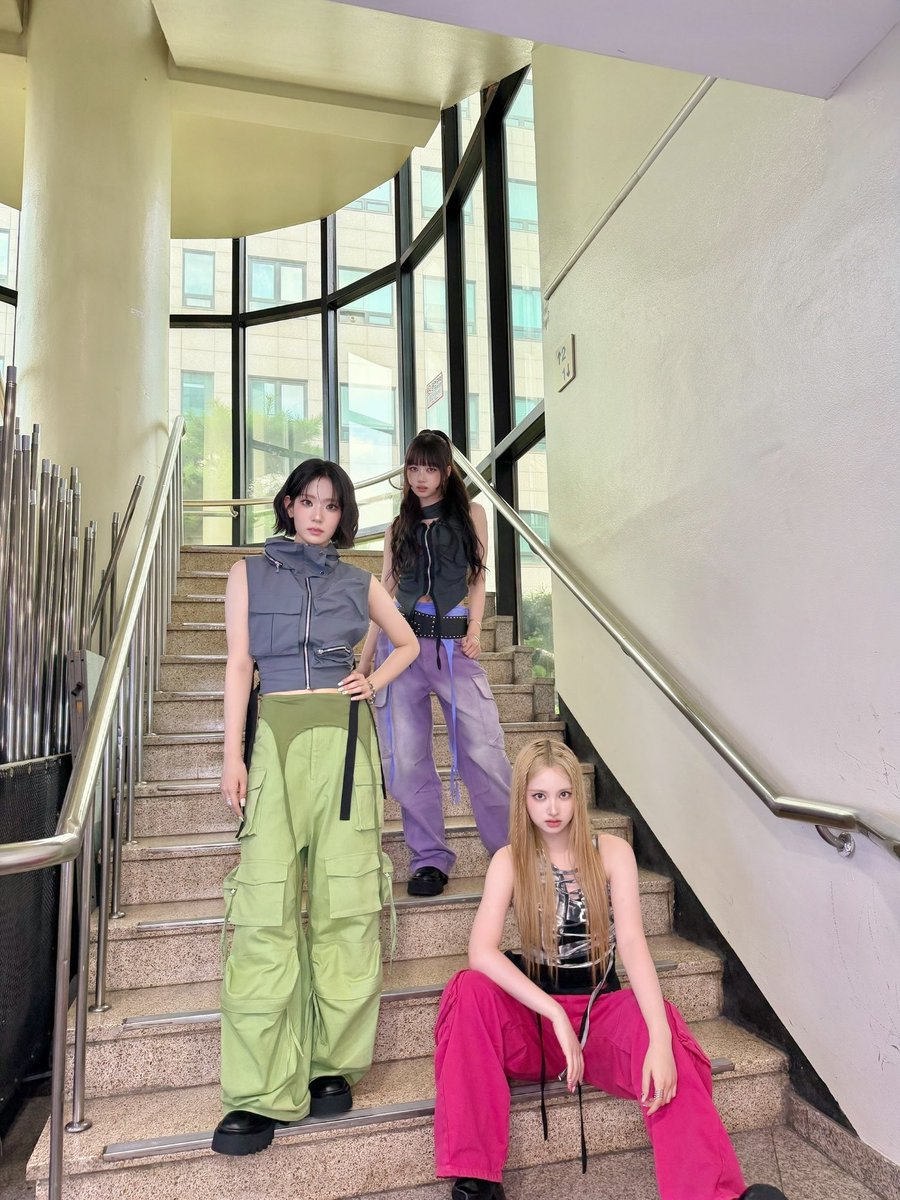 chohyejins's tweet photo. #OBDsDAY: 260724!
Today, Baby, Achiraya, and I took the stage on KBS2 ๋ฎค์ง๋ฑ
ํฌ Music Bank to perform โHUNGRY (Side A)โ in our representative colors. We hope you enjoyed our performance as much as we enjoyed performing it! ๐๐ฉท๐
#OURBIRTHDAY #์์๋ฒ์ค๋ฐ์ด #OBD #HUNGRY https://t.co/zORddgkX2P