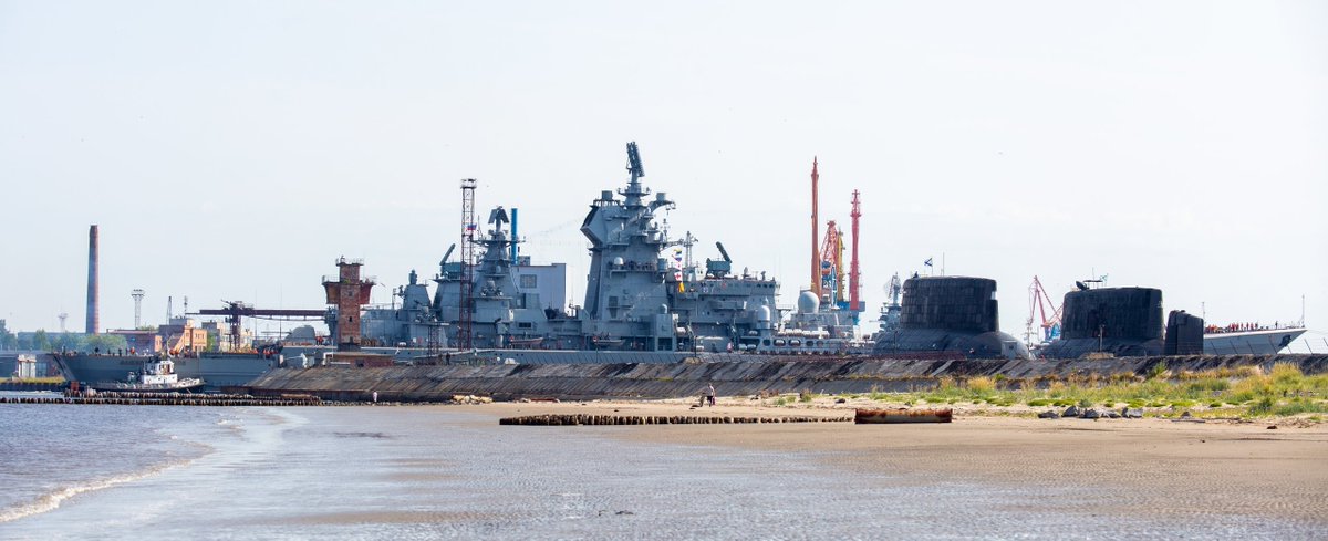 D__Mitch's tweet photo. Four Russian naval giants in one frame: the modernized Kirov-class battlecruiser Admiral Nakhimov, two retired Typhoon-class ballistic missile submarines, and, in the background, the Slava-class cruiser Varyag.