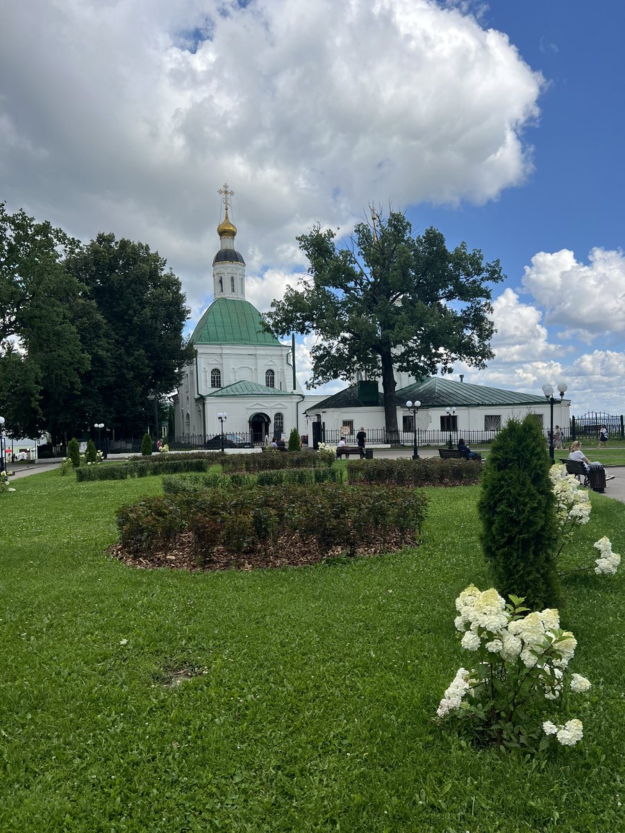 alleshov's tweet photo. The Spaso-Preobrazhensky Church in Vladimir stands on the site of Prince Andrei Bogolyubsky’s court. The first church appeared here in 1108–1116, and in 1164 the prince rebuilt it in white stone. After the great fire of 1778 it was reconstructed - this is the look we see today. Closed in 1937 and turned into a warehouse, it was returned to the faithful only in 1993. Now, together with St. Nicholas Church and the chapel marking 2000 years of Christianity, it forms a charming ensemble right in the heart of the city. ⛪

#Vladimir #Russia #OrthodoxChurch #RussianHistory #SpasoPreobrazhensky #AndreiBogolyubsky #Heritage