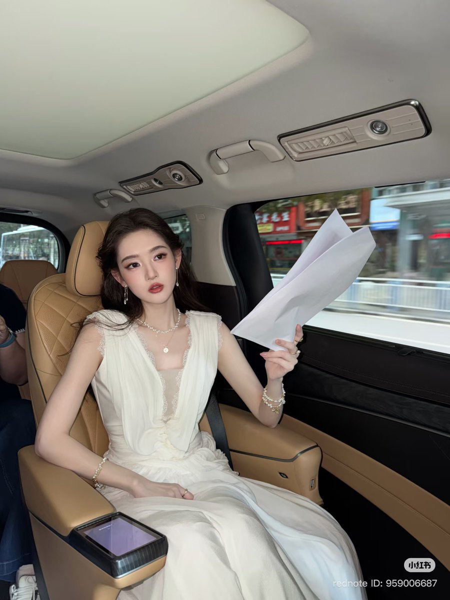Yuwesn's tweet photo. Being ✶ a passenger princess ✶ and holding my script felt sooo amazing.. https://t.co/bshGAlDHa4