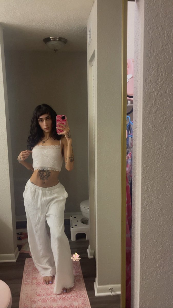 Bedr00mSiren's tweet photo. Felt cute, but the toes felt cuter🤍🩵 https://t.co/N3Fmrb03lC