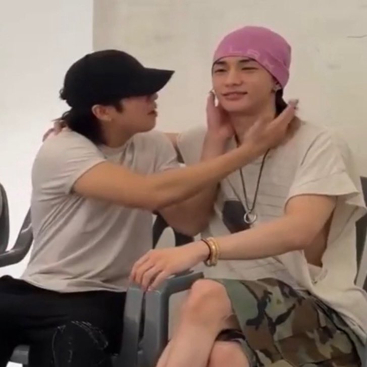 revehwangs's tweet photo. this somehow sums up their relationship 😂 https://t.co/YohX6dK07W