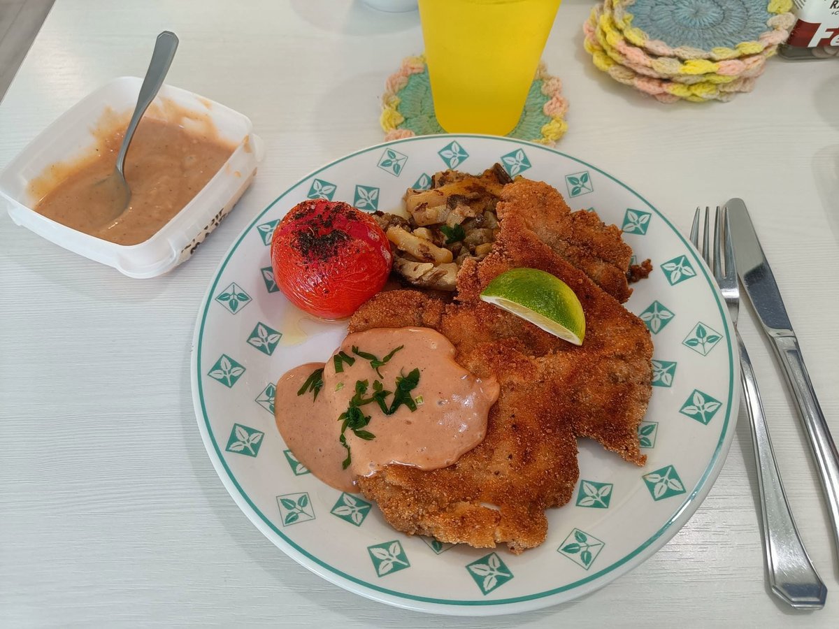 HilpoJuhana's tweet photo. Lunch
Chicken schnitzel with chili mayonnaise, a lime wedge, cheesy funnel chanterelle potatoes, and a grilled tomato.
The meat is a boneless chicken thigh.
1/3
#lunch #chickenschnitzel #funnelchanterelles #bluecheese #chilimayo #homecooking https://t.co/91anZN8QJ0