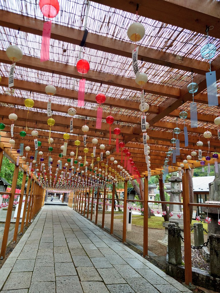 rokuka's tweet photo. 風鈴の参道がとても音色が良くて風情と癒された🎐
お狐様の風鈴が可愛��った https://t.co/bm27PN54hH