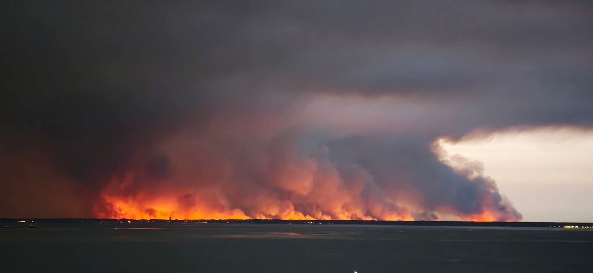 BastionMediaFR's tweet photo. 🔴🔥🇫🇷 𝗙𝗟𝗔𝗦𝗛 𝗜𝗡𝗙𝗢 — La situation est HORS DE CONTRÔLE en Gironde et dans les Landes.

Le feu de Saumos a déjà ravagé plus de 10 000 hectares. Toute la presqu’île du Cap-Ferret est en cours d’évacuation totale. Lège-Cap-Ferret, Le Porge, Arès… Des dizaines de milliers de personnes fuient les flammes.

Dans les Landes, le brasier de Biscarrosse a déjà brûlé 2 600 hectares, touché le bourg et détruit 53 maisons. Au total, plus de 150 habitations ont été touchées ou détruites selon les derniers bilans. 25 000 personnes ont été évacuées entre Biscarrosse et Parentis-en-Born.

La situation reste très défavorable pour les pompiers. Les vents s’intensifient et compliquent encore davantage les opérations.

Bilan provisoire :
👉 Plus de 13 000 hectares partis en fumée
👉 Près de 60 000 personnes évacuées
👉 Plus de 150 maisons touchées ou détruites