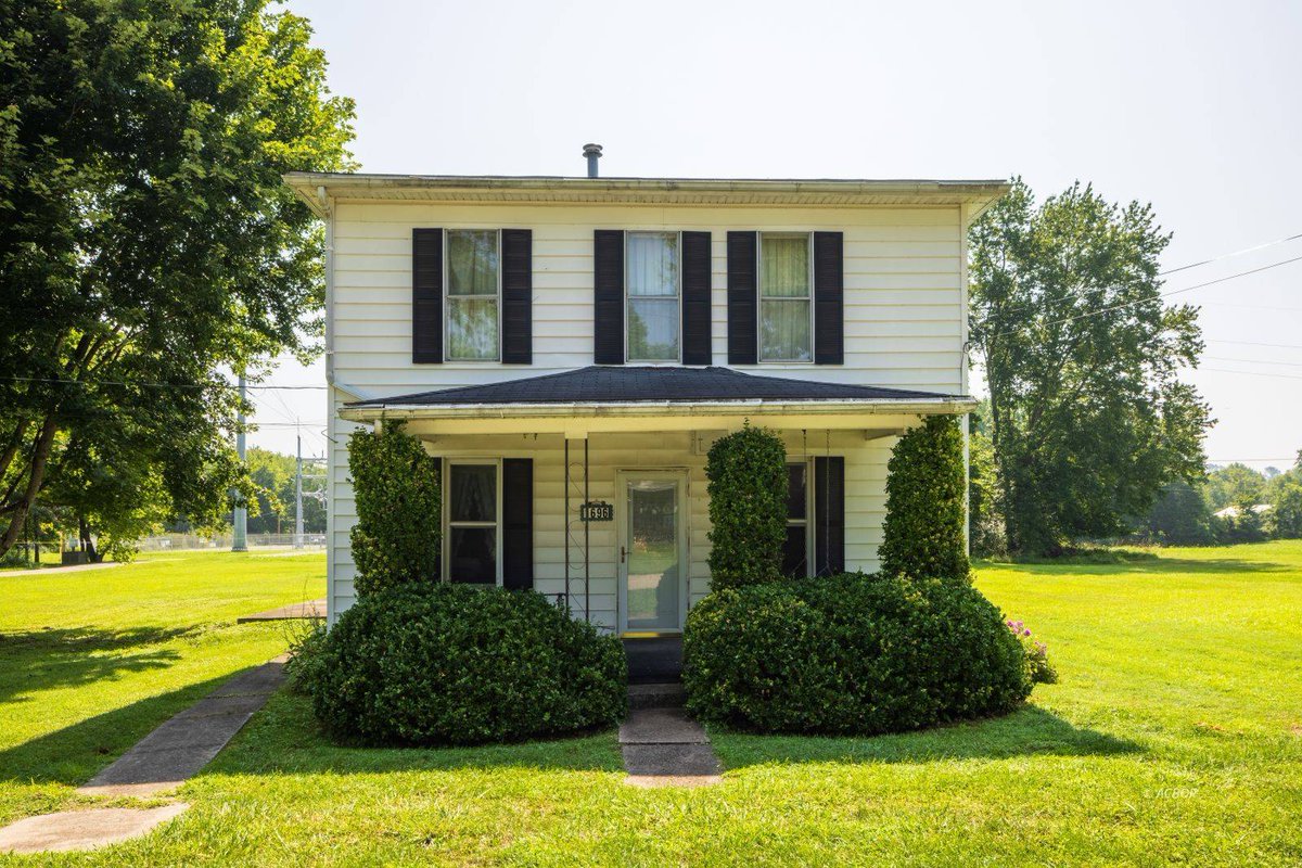 AthensOHRealtor's tweet photo. New listing in Albany, OH 🏡  

Charming 2–3 bed, 1 bath, 1084 sq ft home on a nearly half-acre corner lot with a heated/cooled sunroom—outdoor space like this is hard to find and goes quickly in Albany.  

See more: https://t.co/y7Pq3EK8Gj  

#AlbanyOH #NewListing https://t.co/s3mXbyJVwR