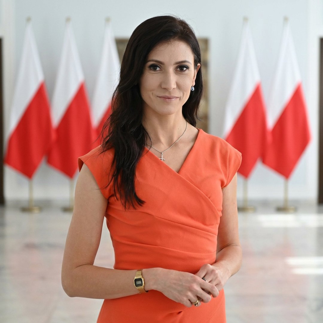 EwaZajaczkowska's tweet photo. Do prawicowych wyborców 🇵🇱
Bardzo proszę o podawanie dalej❗

Zamiast dojeżdżać rząd Tuska za gigantyczne afery i niszczenie państwa, PiS postanowił się rozbić i podać tlen tej upadającej patowładzy. Jak tak można⁉️ Ale po to powstała Konfederacja, by zrobić wiele rzeczy lepiej, dużo lepiej. A najlepiej wszystko❗

Mamy aferę szpitalną, która reprezentuje wszystko to, czym się brzydzę w polityce - gardzenie zwykłymi ludźmi przez uprzywilejowane pseudoelity uważające się za lepszy sort. Mamy zapaść w całej ochronie zdrowia, gdzie ciężko chorym odwoływane są badania i zabiegi, a rozkradanych i marnotrawionych pieniędzy brakuje na wszystko. Mamy upadek finansów publicznych i rekordowe zadłużanie państwa, a długi tych zdrajców spłacać będą pokolenia. Mamy klękanie przed wszystkimi na arenie międzynarodowej, gdzie rząd akceptuje Zielony Ład i ETS2, godząc się na wyższe rachunki dla Polaków i dalej prowadzi frajerską politykę względem Ukrainy dając im wszystko za nic.

To najgorszy rząd w historii III RP, a skala ohydnej pleśni jaką przez nich obrosło nasze państwo przyprawia o mdłości. Polska zmierza w tragicznym kierunku i musimy to zmienić!

Polacy mają dziś ogromne ambicje, jesteśmy jednym z najbardziej pracowitych narodów świata. Mamy wielką potrzebę rozwoju, realizowania strategicznych projektów i posiadania silnego państwa. Ale silnego wobec cwaniaków i bandytów, a nie zwykłych obywateli dojeżdżanych przez aparat władzy, który chroni uprzywilejowanych. Chcemy wreszcie wykorzystywać swój geopolityczny potencjał i współdecydować o najważniejszych sprawach w Europie, a nie być poklepywanymi po plecach za służalczość.

Nasze dziadowskie elity, które rządzą nami od dekad, niestety nie mają tych ambicji. Są zużyte, sprzedajne i zakompleksione. Dlatego trzeba je wymienić. I ten moment właśnie nadchodzi!

Drodzy wyborcy, wszyscy Polacy, którym zależy na naszej Ojczyźnie - życie nie znosi próżni, idzie nowe pokolenie i nowa, wielka szansa. Prawica wreszcie ma szansę być zdominowana przez ideowych ludzi oddanych polskim sprawom. Odwołamy rząd Tuska, zreformujemy kraj z korzyścią dla obywateli, a Polska stanie się podmiotowym państwem! 🇵🇱