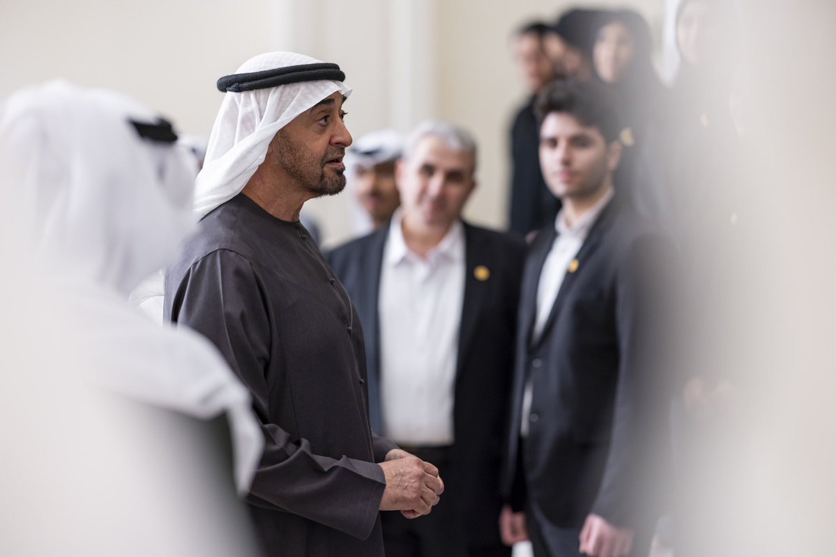 MohamedBinZayed's tweet photo. سررت باستقبال أبنائي طلبة الثانوية المتفوقين للعام الدراسي 2025-2026. أهنئهم بهذا التميز وأتمنى لهم دوام التوفيق، وأشيد بدور أسرهم وجهود معلميهم في دعمهم وتوفير بيئة محفزة لهم على التفوق. مواصلة تعزيز المنظومة التعليمية وتطويرها سيبقى ركيزة أساسية في مسيرة تنمية دولة الإمارات وتقدمها نحو المستقبل.