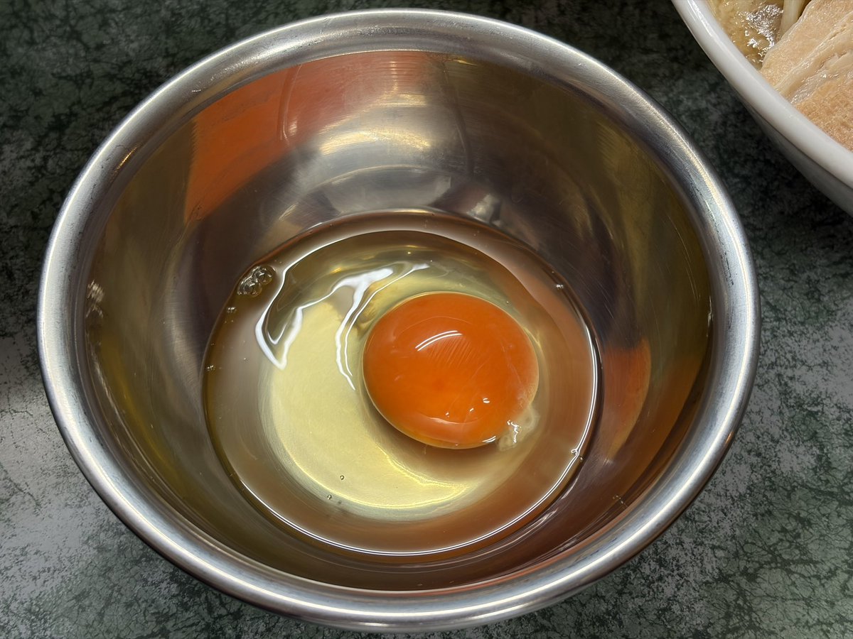hamasho_43's tweet photo. 二郎直系の中でも、程よい乳化具合が印象的な一杯。

スープは濃厚ながら重たすぎず、豚の旨みをしっかり感じられるバランスの良さがあります。

乳化によるまろやかさとカエシの力強さが調和し、最後まで飽きることなく食べ進められました。

麺も存在感十分。 https://t.co/v5DvVziQXV