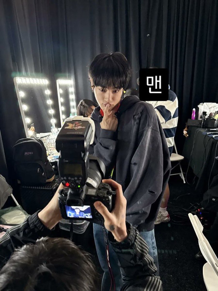 SEO_BTS7's tweet photo. 김석진은 ㅋㅋㅋ 전정국을 ㅋㅋ 어느정도로 편해하는 걸까 ㅋㅋㅋㅋㅋㅋㅋ 친구, 애인, 형제 누구를 상상해도 ㅋㅋ 저 애교는 어려운데 ㅋㅋ
걍 자아라고 생각하는걸까 ㅋㅋ https://t.co/QIt6uzTHn6