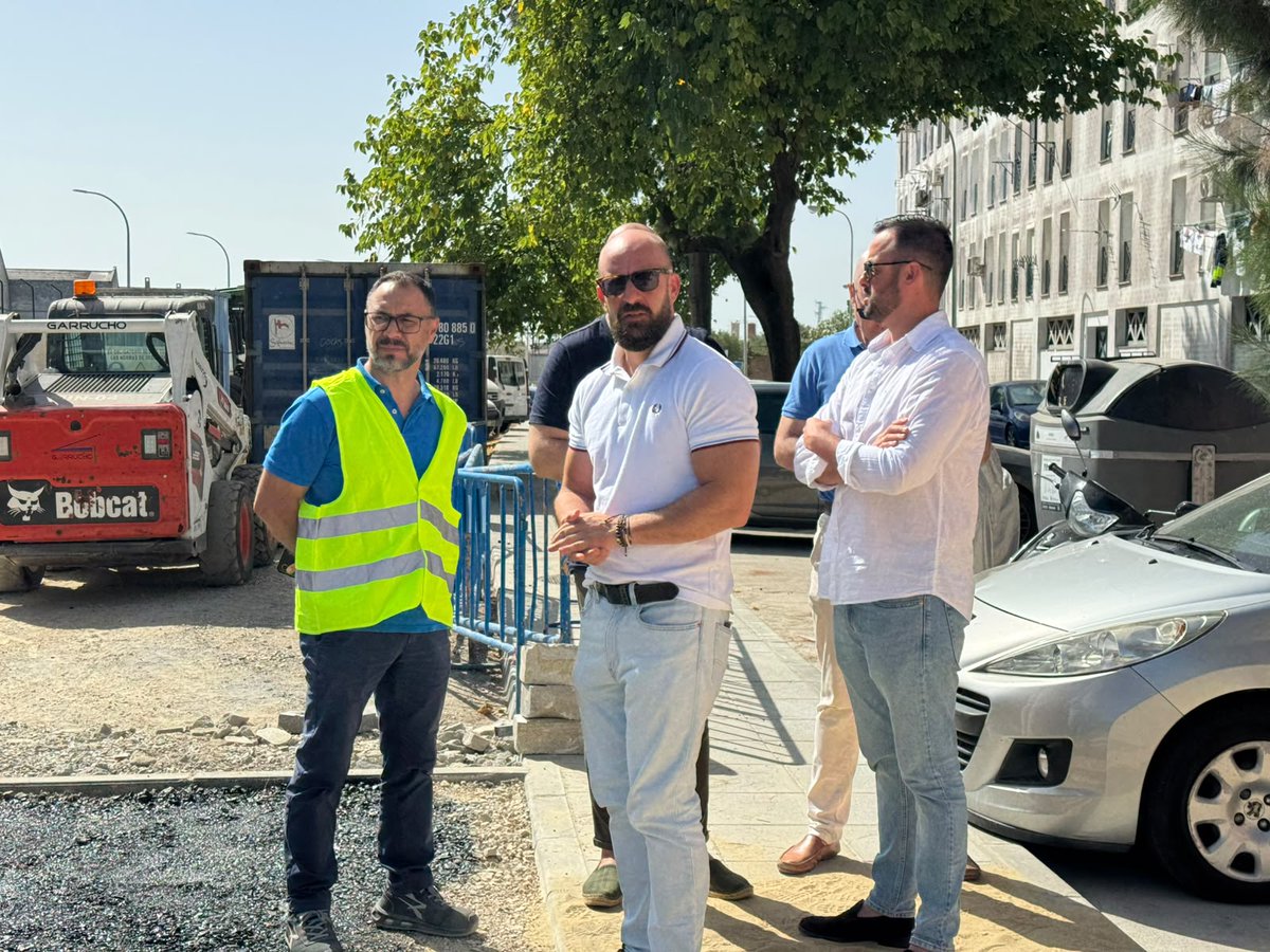 GermanBeardo's tweet photo. También hemos desbrozado y recuperado toda la zona perimetral, que estaba muy degradada, y estamos arreglando la Plaza Pepe Jerez.

🔜 Muy pronto comenzamos a trabajar en la de la Jara.

Seguimos trabajando, juntos, porque #ElPuertoAvanza para mejorar la vida de todos los vecinos https://t.co/KWctqpITQ9