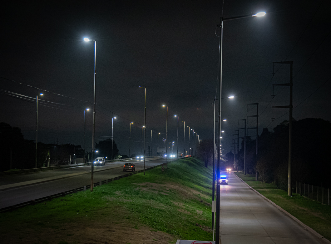 CascallaresPJ's tweet photo. NUEVAS LUCES LED EN LAS COLECTORAS DE RUTA 4

Continuamos mejorando la iluminación de la Ruta 4 y las calles adyacentes con la instalación de nuevas luces Led, que ahora instalamos en las colectoras a la altura del Puente de Burzaco, desde el Viaducto "Papa Francisco" hasta la Rotonda de El Vapor.

En total se instalan 70 columnas y más de 100 equipos con tecnología LED lo quew mejora muchísimo la visibilidad en la zona.

Este nuevo sistema de iluminación nos permite mejorar la visibilidad, ahorrar energía y convertirnos en una ciudad más moderna, sustentable y segura.

@JuanoFabiani @paulaeichel @nicolaspj80 

#SomosBrown