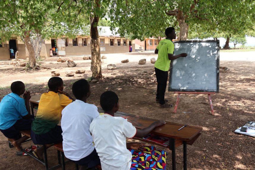 LGFnUg's tweet photo. The research aims to generate actionable evidence on effective strategies for strengthening teacher wellbeing and improving retention by drawing on the experiences of teachers.

Jointly implemented by @IDS_UK, @OxfaminUganda, ISP de Bukavu (DRC), and Luigi Giussani Foundation. https://t.co/tMav3NPJA3